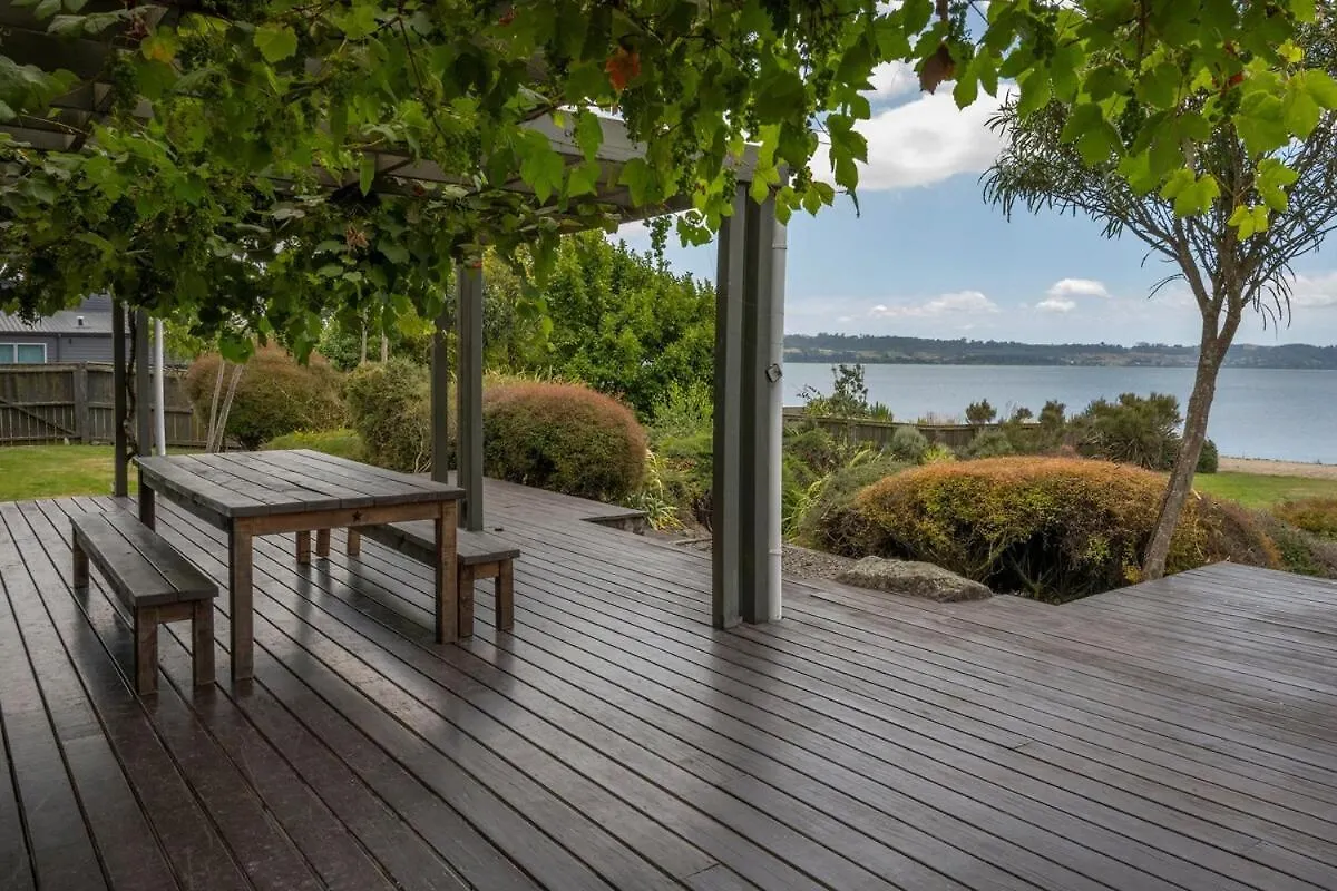 Lounge To Lake Rotorua